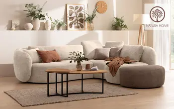 Zweigeteiltes Wohnbild: links sitzt eine Frau entspannt lesend in einem hellen Lounge-Sessel; rechts ein stilvoll eingerichtetes Wohnzimmer mit Naturtönen, runder Polstergarnitur, Dekovasen und Holzdetails, dazu das Natura Home Logo.